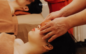 Kỹ thuật viên thực hiện liệu trình Massage Zen