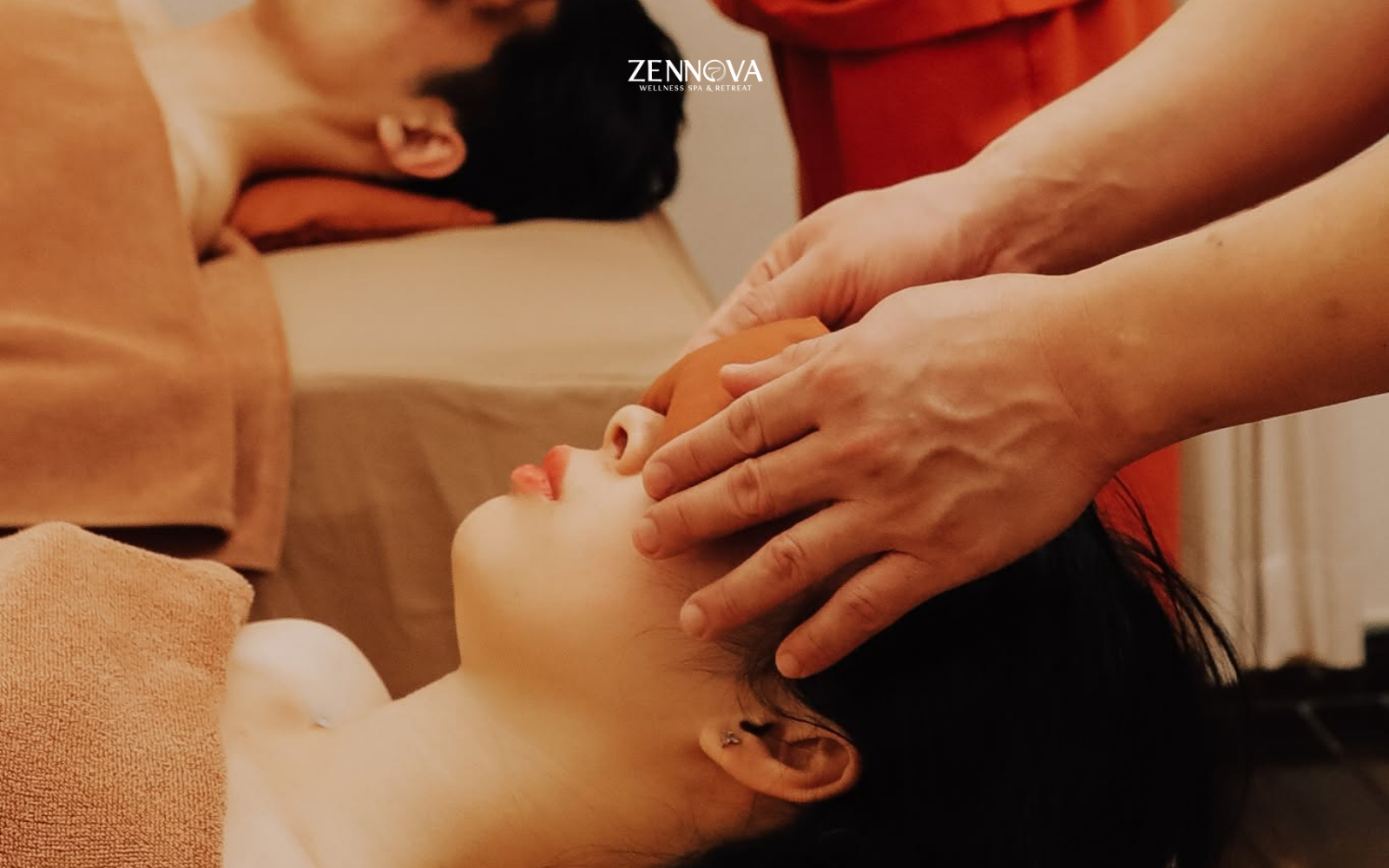 Kỹ thuật viên thực hiện liệu trình Massage Zen